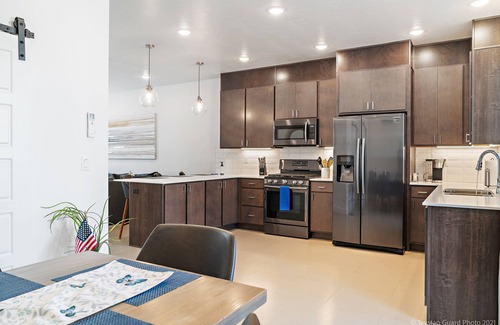 St. George House | Abby's Retreat 4 Bedroom Townhouse by RedAwning