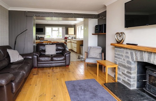 Lampeter Cottage | ABERDAUDDWR, pet friendly, with hot tub in Lampeter
