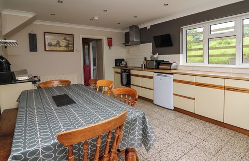 Lampeter Cottage | ABERDAUDDWR, pet friendly, with hot tub in Lampeter