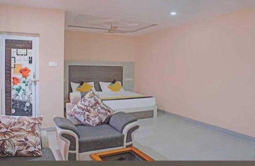 Ninnimamidi Hotel | Abhitej inn
