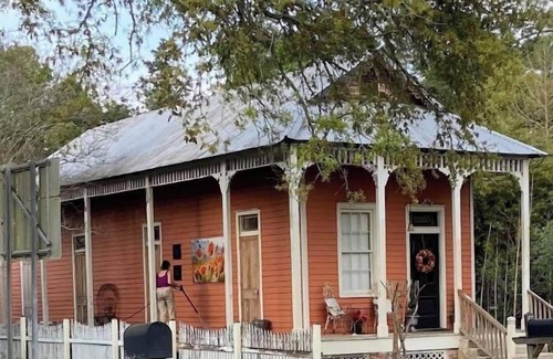 Abita Springs Cottage | Abita Historic House - fun place to visit for a retreat full on relaxation.