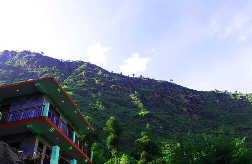 Gushaini House | ABOUT TIRTHAN HILL TOP HOMESTAY