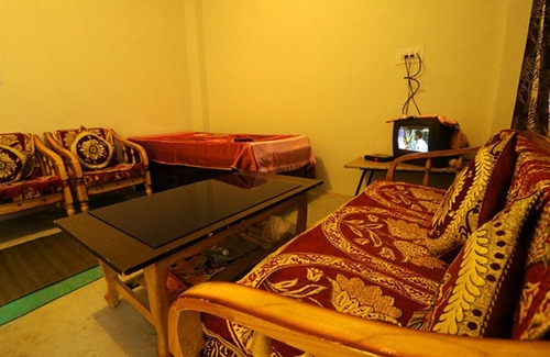 Gushaini House | ABOUT TIRTHAN HILL TOP HOMESTAY