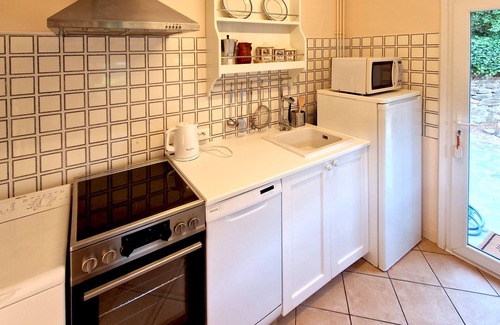 Laroque-des-Alberes Apartment | Above the vineyards on the forest slope: cozy apartment with a dream view