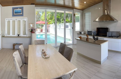 Kewarra Beach Villa | Absolute Beachfront 2 Bedroom Luxury Holiday Home