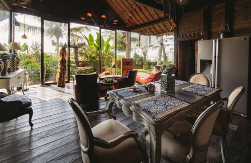 Kerambitan Villa | Absolute Beachfront Villa Laut