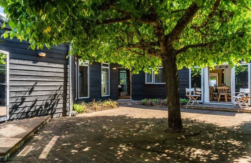Waitahanui House | Absolute Lake Front - 5 Mile Bay