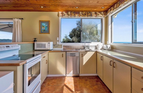 Waitahanui Cottage | Absolute Waterfront with WiFi - Five Mile Bay Home