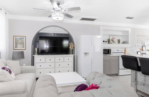 Fruitland Park Cottage | Absolutely stunning 2-bedroom cottage in Fruitland Park.