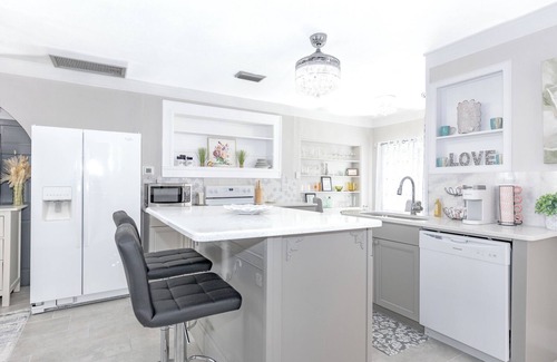 Fruitland Park Cottage | Absolutely stunning 2-bedroom cottage in Fruitland Park.