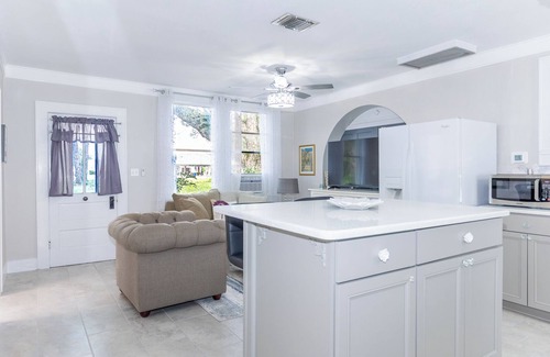 Fruitland Park Cottage | Absolutely stunning 2-bedroom cottage in Fruitland Park.