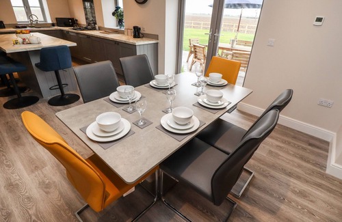 Boston Cottage | ACACIA BARN, pet friendly, with hot tub in Friskney