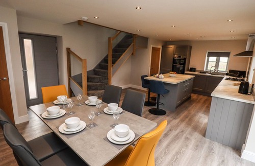 Boston Cottage | ACACIA BARN, pet friendly, with hot tub in Friskney
