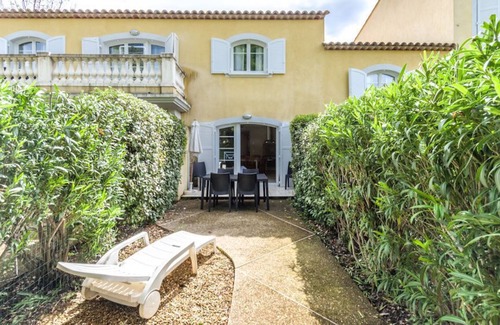 Callian Apartment | Accès aux piscines | Studio climatisé avec balcon