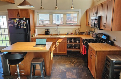 Essex Junction House | Access to CITIES/MOUNTAINS/LAKES/CAFES!