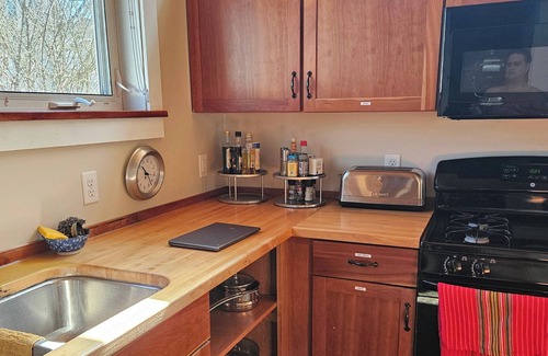 Essex Junction House | Access to CITIES/MOUNTAINS/LAKES/CAFES!