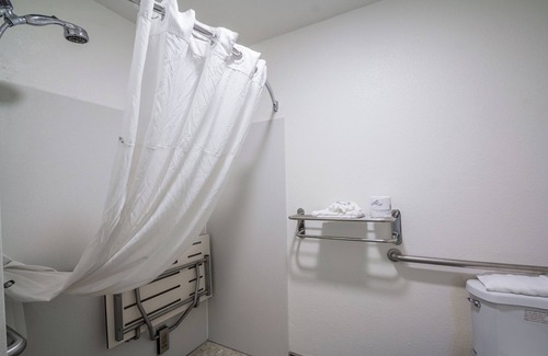 Munras Avenue Hotel | Accessible King Room near Downtown Monterey