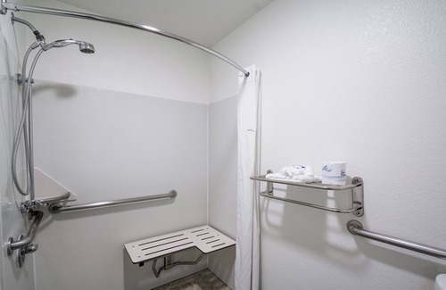 Munras Avenue Hotel | Accessible King Room near Downtown Monterey