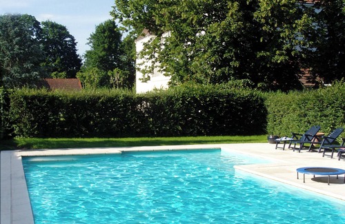 Roanne Cottage | Accommodation for 2 in a BUS with pool access