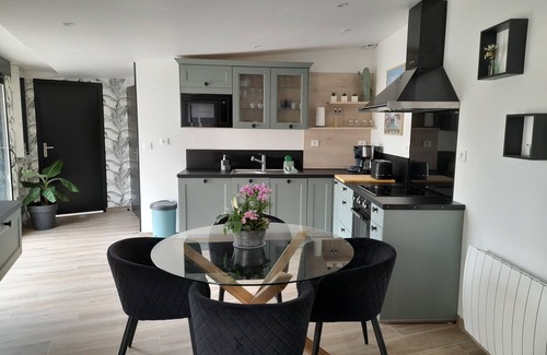 Ailly-sur-Noye Apartment | Accommodation with a landscaped patio with trees. Ideal for a moment for two.