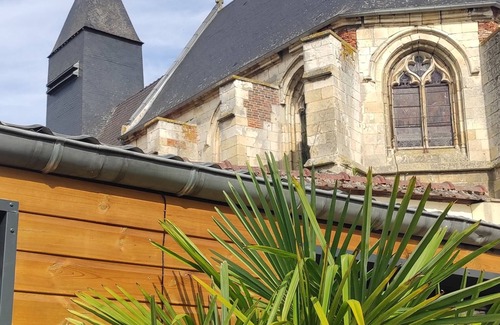 Ailly-sur-Noye Apartment | Accommodation with a landscaped patio with trees. Ideal for a moment for two.