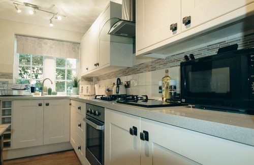 Tideswell Cottage | Acer Cottage - a cottage that sleeps 4 guests in 2 bedrooms