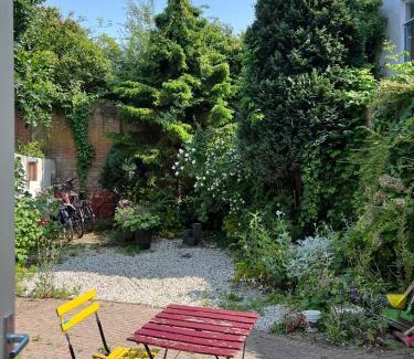 Delft Bed & Breakfast | Achterom B & B
