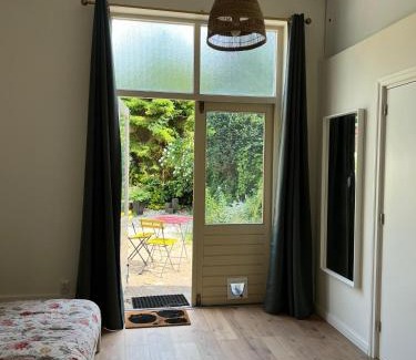 Delft Bed & Breakfast | Achterom B & B