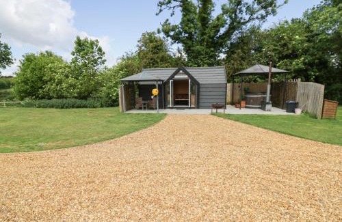 Middleton Cheney House | Acorn Lodge At Bridge Lake Farm & Fishery