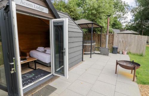 Middleton Cheney House | Acorn Lodge At Bridge Lake Farm & Fishery