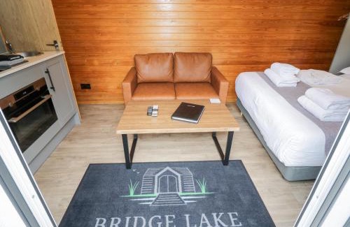 Middleton Cheney House | Acorn Lodge At Bridge Lake Farm & Fishery