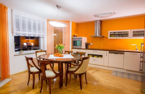 Metlika House | ACTIVE-FAMILY-HOLIDAYS, POOL, SAUNA, near KOLPA RIVER, Free Eletric Car Charger