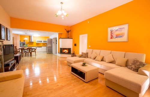 Metlika House | ACTIVE-FAMILY-HOLIDAYS, POOL, SAUNA, near KOLPA RIVER, Free Eletric Car Charger