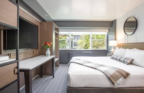 Foggy Bottom Hotel | ADA Queen-Malin Goetz Amen Frette Luxury Linen Duvet -Safe-Robe-Keurig Coffee