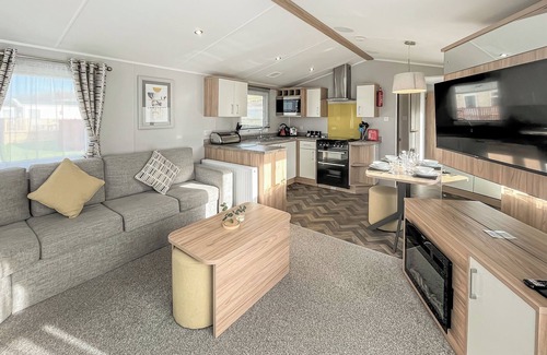 Llwyngwril House | Additional sleeping for two in the lounge area.