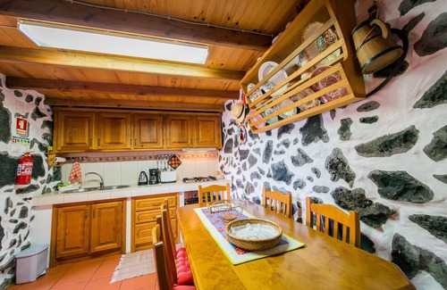 Calheta de Nesquim Cottage | Adega Velha holiday home, next to the sea and mountains, ideal for couples