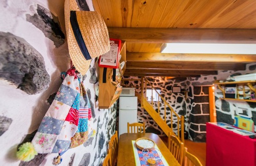 Calheta de Nesquim Cottage | Adega Velha holiday home, next to the sea and mountains, ideal for couples