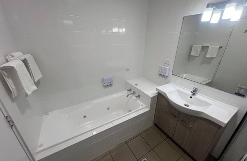 Narrabri Hotel | Adelong Motel