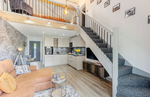 Kingswood House | Aderyn Du - One Bedroom House, Sleeps 2
