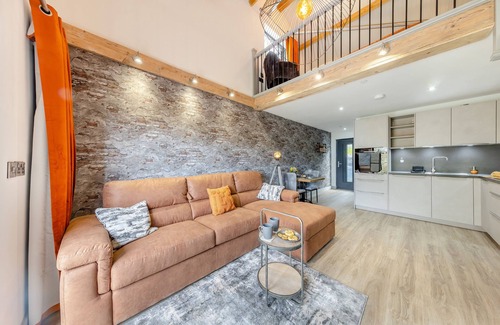 Kingswood House | Aderyn Du - One Bedroom House, Sleeps 2