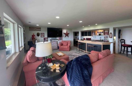 Hansville House | Admiralty (Downstairs)