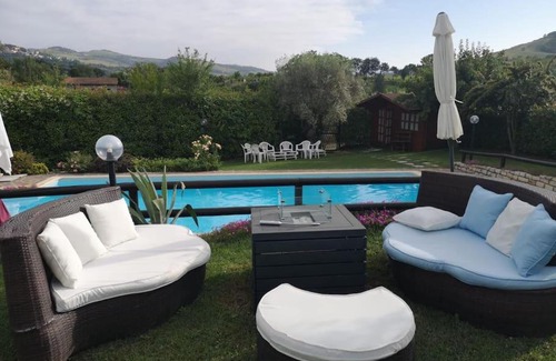 Casalfiumanese Apartment | Adorabile tavernetta con piscina