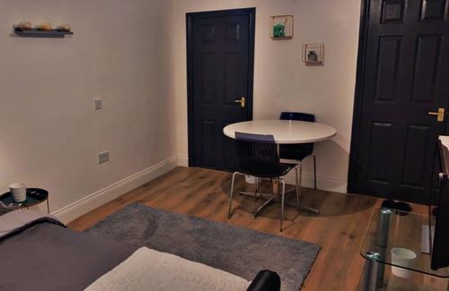 Harlington House | Adorable 1-bedroom place with patio