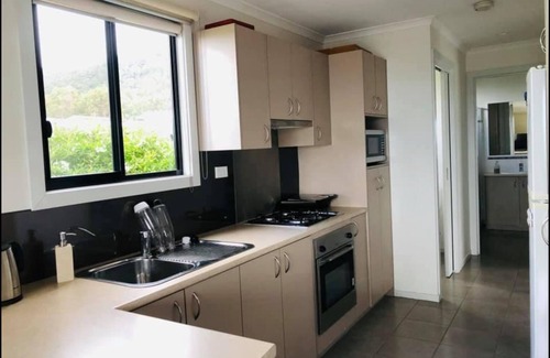 Apollo Bay Cabin | Adorable 2 Bedroom Cabin in Holiday Park