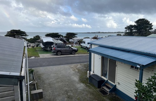 Apollo Bay Cabin | Adorable 2 Bedroom Cabin in Holiday Park