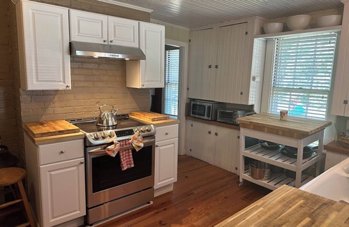 Cedar Bushes Cottage | Adorable 3 bed cottage - 2 blocks to private beach; pond; AC, pets ok