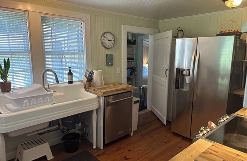 Cedar Bushes Cottage | Adorable 3 bed cottage - 2 blocks to private beach; pond; AC, pets ok