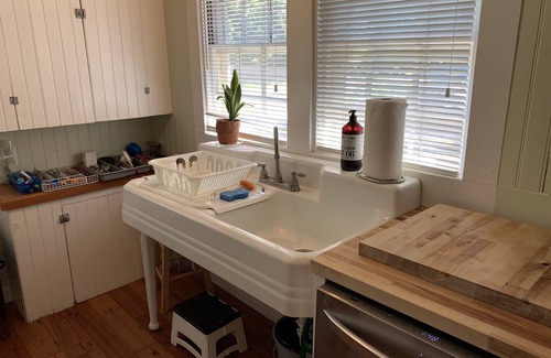 Cedar Bushes Cottage | Adorable 3 bed cottage - 2 blocks to private beach; pond; AC, pets ok