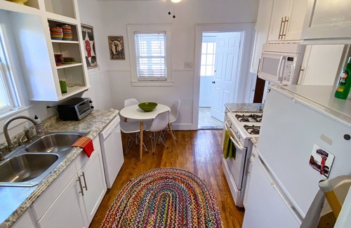Austin House | Adorable 6th Street Bungalow - 100+ Five Star Reviews
