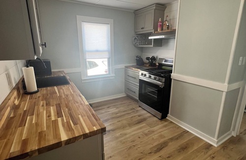 Wareham Center Cottage | Adorable beach house - 5 min walk to private beach